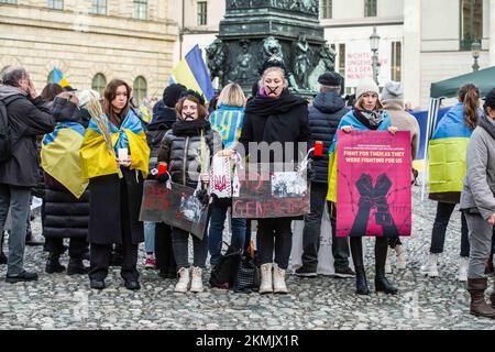 Monaco, Baviera, Germania. 26th Nov 2022. Mentre il mondo vede la Russia attaccare civili e infrastrutture civili con conseguente perdita di potere e acqua a grandi quantità di Ucraina, gli ucraini sono ricordati della carestia Holodomor / genocidio Holodomor dell'inverno del 1932-1933, dove la produzione di grano è stata ostacolata a causa di vari fattori e milioni di morti. L'Ucraina e numerosi altri paesi riconoscono l'evento come un genocidio. Il clero ortodosso era presente anche per commemorare i morti. (Credit Image: © Sachelle Babbar/ZUMA Press Wire) Foto Stock