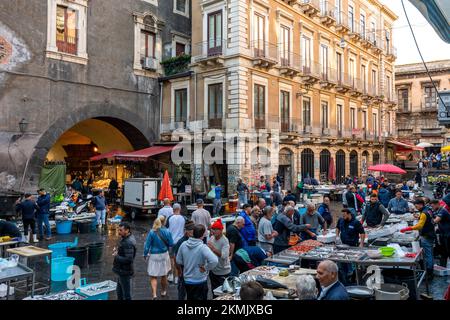 Pesce fresco/frutti di mare in vendita al mercato ittico giornaliero di Catania, Sicilia, Italia. Foto Stock