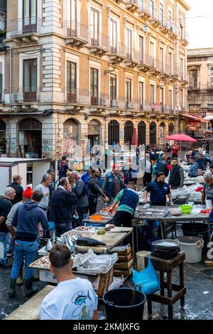 Pesce fresco/frutti di mare in vendita al mercato ittico giornaliero di Catania, Sicilia, Italia. Foto Stock