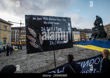 Monaco, Baviera, Germania. 26th Nov 2022. Mentre il mondo vede la Russia attaccare civili e infrastrutture civili con conseguente perdita di potere e acqua a grandi quantità di Ucraina, gli ucraini sono ricordati della carestia Holodomor / genocidio Holodomor dell'inverno del 1932-1933, dove la produzione di grano è stata ostacolata a causa di vari fattori e milioni di morti. L'Ucraina e numerosi altri paesi riconoscono l'evento come un genocidio. Il clero ortodosso era presente anche per commemorare i morti. (Credit Image: © Sachelle Babbar/ZUMA Press Wire) Foto Stock