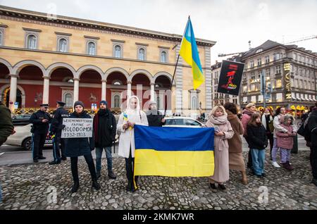 Monaco, Baviera, Germania. 26th Nov 2022. Mentre il mondo vede la Russia attaccare civili e infrastrutture civili con conseguente perdita di potere e acqua a grandi quantità di Ucraina, gli ucraini sono ricordati della carestia Holodomor / genocidio Holodomor dell'inverno del 1932-1933, dove la produzione di grano è stata ostacolata a causa di vari fattori e milioni di morti. L'Ucraina e numerosi altri paesi riconoscono l'evento come un genocidio. Il clero ortodosso era presente anche per commemorare i morti. (Credit Image: © Sachelle Babbar/ZUMA Press Wire) Foto Stock