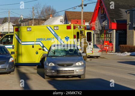 Ambulanza sulla scena di un incidente di automobile con un pedone. Quebec, Canada Foto Stock