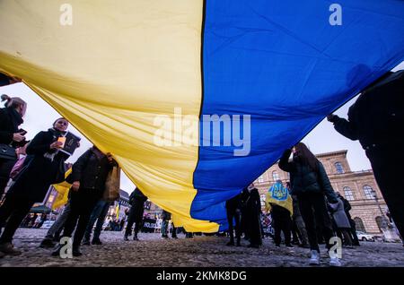 Monaco, Baviera, Germania. 26th Nov 2022. Mentre il mondo vede la Russia attaccare civili e infrastrutture civili con conseguente perdita di potere e acqua a grandi quantità di Ucraina, gli ucraini sono ricordati della carestia Holodomor / genocidio Holodomor dell'inverno del 1932-1933, dove la produzione di grano è stata ostacolata a causa di vari fattori e milioni di morti. L'Ucraina e numerosi altri paesi riconoscono l'evento come un genocidio. Il clero ortodosso era presente anche per commemorare i morti. (Credit Image: © Sachelle Babbar/ZUMA Press Wire) Foto Stock