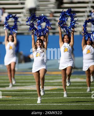 26 novembre 2022 - i cheerleaders spartani si esibiscono in una partita tra i San Jose state Spartans e i Hawaii Rainbow Warriors allo stadio CEFCU di San Jose, CA - Michael Sullivan/CSM Foto Stock