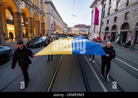 Monaco, Baviera, Germania. 26th Nov 2022. Mentre il mondo vede la Russia attaccare civili e infrastrutture civili con conseguente perdita di potere e acqua a grandi quantità di Ucraina, gli ucraini sono ricordati della carestia Holodomor / genocidio Holodomor dell'inverno del 1932-1933, dove la produzione di grano è stata ostacolata a causa di vari fattori e milioni di morti. L'Ucraina e numerosi altri paesi riconoscono l'evento come un genocidio. Il clero ortodosso era presente anche per commemorare i morti. (Credit Image: © Sachelle Babbar/ZUMA Press Wire) Foto Stock