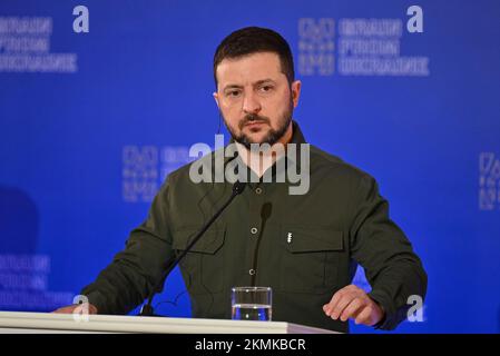 Kiev, Ucraina. 26th Nov 2022. Il presidente ucraino Volodymyr Zelenskyy, centro, ascolta una domanda dei media durante la conferenza stampa alla conclusione del vertice inaugurale internazionale della sicurezza alimentare al Palazzo Mariinsky, 26 novembre 2022 a Kyiv, Ucraina. Credit: Presidenza Ucraina/Ufficio stampa presidenziale Ucraina/Alamy Live News Foto Stock