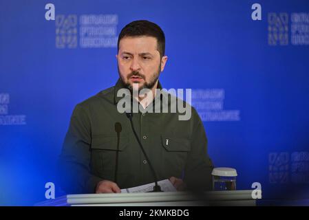 Kiev, Ucraina. 26th Nov 2022. Il presidente ucraino Volodymyr Zelenskyy, centro, risponde a una domanda dei media durante la conferenza stampa alla conclusione del vertice internazionale inaugurale della sicurezza alimentare al Palazzo Mariinsky, 26 novembre 2022 a Kiev, Ucraina. Credit: Presidenza Ucraina/Ufficio stampa presidenziale Ucraina/Alamy Live News Foto Stock