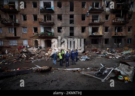 Vyshgorod, Ucraina. 25th Nov 2022. Servizio di emergenza Ucraina i soccorritori vedono le macerie sparse per terra da un complesso di appartamenti civili distrutti dai missili russi, 25 novembre 2022 a Vyshgorod, Kyiv Oblast, Ucraina. Credit: Presidenza Ucraina/Ufficio stampa presidenziale Ucraina/Alamy Live News Foto Stock