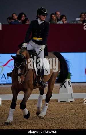 IFEMA, Madrid, Spagna. 26th Nov 2022. Settimana del Cavallo di Madrid 2022, mostra Paraequestre. Adattato Riding rider Natalia Quintana Plagaro. Madrid, Spagna. Credit: EnriquePSans/Alamy Live News Foto Stock