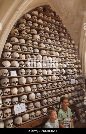 Inghilterra, Kent, Hythe, St. Chiesa di Leonard, ossa umane nella cripta Foto Stock