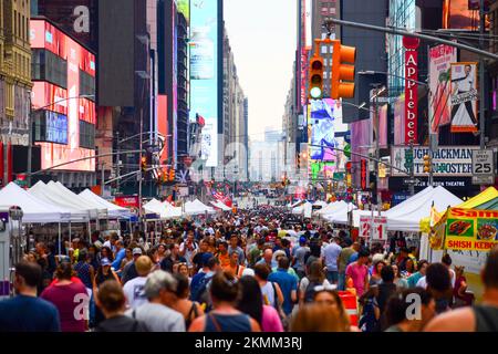 Il mercato delle pulci ha preso il controllo di Times Square a New York City Foto Stock