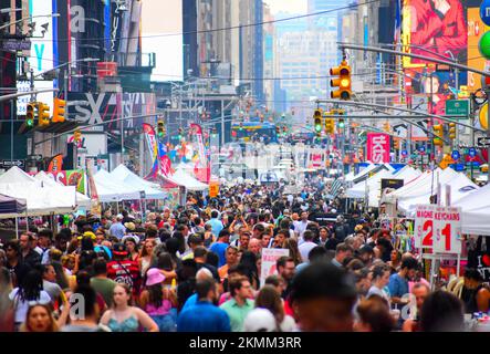 Il mercato delle pulci ha preso il controllo di Times Square a New York City Foto Stock