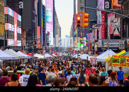 Il mercato delle pulci ha preso il controllo di Times Square a New York City Foto Stock