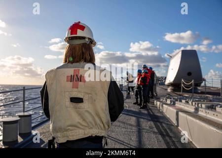 221125-N-TC847-1016 IONIAN SEA (25 novembre 2022) Ospedale Corpsman 3rd Classe Gwendolyn Juel, assegnato alla classe Ticonderoga incrociatore missilistico guidato USS Leyte Gulf (CG 55), si trova a guardare sul foa’sle durante un rifornimento in mare, 25 novembre 2022. The George H.W. Bush Carrier Strike Group è in fase di implementazione pianificata negli Stati Uniti Naval Forces Europe area of Operations, impiegato dagli Stati Uniti Sesta flotta per difendere gli interessi degli Stati Uniti, alleati e partner. (STATI UNITI Foto Navy di Mass Communication Specialist 2nd Class Christine Montgomery) Foto Stock