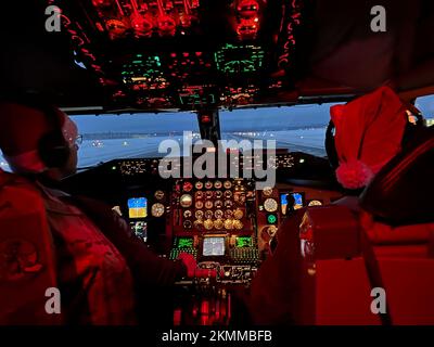 Jeff Boesche, a sinistra, e il capitano Cory Schaeffers, entrambi i piloti con il 168th Operations Group, si preparano ad atterrare alla base dell'aeronautica militare di Eielson durante l'operazione Babbo Natale 22 novembre 2022. L'operazione Babbo Natale è il programma annuale di relazioni e sostegno della Guardia Nazionale dell'Alaska che fornisce doni ai bambini di comunità remote in tutto lo stato. Dopo l'atterraggio presso l'AFB di Eielson, Babbo Natale e più di una dozzina di elfi aiutanti sono stati trasferiti a due elicotteri della Guardia Nazionale dell'Alaska Black Hawk e hanno consegnato 650 libbre di regali, zaini, forniture igieniche e libri a 65 Foto Stock