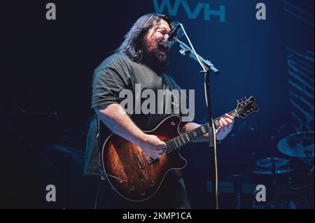 ITALIA, MILANO, NOVEMBRE 25th 2022: Il musicista, cantante e compositore americano Wolfgang Van Halen (meglio conosciuto come Mammoth WVH), che si esibisce dal vivo sul palco di Milano, inaugura il tour europeo “Pawns & Kings” di Alter Bridge. Foto Stock