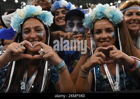 Doha, Qatar. 26th Nov 2022. DOHA (QATAR), 11/26/2022 - COPPA DEL MONDO Argentina vs MESSICO - i tifosi argentini festeggiano la vittoria nella partita tra le squadre Argentina vs Messico, per la prima fase della Coppa del mondo Qatar/FIFA, che si svolge presso lo stadio di Lusail, a Doha, questo Sabato (26). Foto di Alexandre Brum/AG. Telaio 31119 (Alexandre Brum/AG. Enquadrar/SPP) Credit: SPP Sport Press Photo. /Alamy Live News Foto Stock