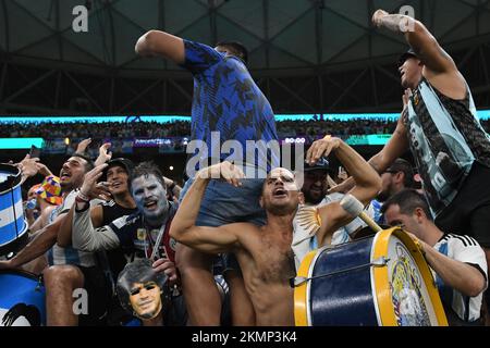 Doha, Qatar. 26th Nov 2022. DOHA (QATAR), 11/26/2022 - COPPA DEL MONDO Argentina vs MESSICO - i tifosi argentini festeggiano la vittoria nella partita tra le squadre Argentina vs Messico, per la prima fase della Coppa del mondo Qatar/FIFA, che si svolge presso lo stadio di Lusail, a Doha, questo Sabato (26). Foto di Alexandre Brum/AG. Telaio 31119 (Alexandre Brum/AG. Enquadrar/SPP) Credit: SPP Sport Press Photo. /Alamy Live News Foto Stock