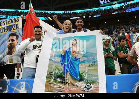 Doha, Qatar. 26th Nov 2022. DOHA (QATAR), 11/26/2022 - COPPA DEL MONDO Argentina vs MESSICO - i tifosi argentini festeggiano la vittoria nella partita tra le squadre Argentina vs Messico, per la prima fase della Coppa del mondo Qatar/FIFA, che si svolge presso lo stadio di Lusail, a Doha, questo Sabato (26). Foto di Alexandre Brum/AG. Telaio 31119 (Alexandre Brum/AG. Enquadrar/SPP) Credit: SPP Sport Press Photo. /Alamy Live News Foto Stock