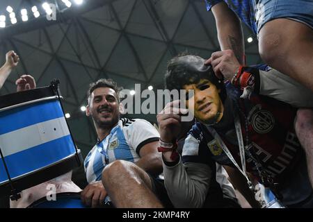 Doha, Qatar. 26th Nov 2022. DOHA (QATAR), 11/26/2022 - COPPA DEL MONDO Argentina vs MESSICO - i tifosi argentini festeggiano la vittoria nella partita tra le squadre Argentina vs Messico, per la prima fase della Coppa del mondo Qatar/FIFA, che si svolge presso lo stadio di Lusail, a Doha, questo Sabato (26). Foto di Alexandre Brum/AG. Telaio 31119 (Alexandre Brum/AG. Enquadrar/SPP) Credit: SPP Sport Press Photo. /Alamy Live News Foto Stock