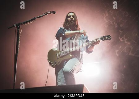 ITALIA, MILANO, NOVEMBRE 25th 2022: Il chitarrista americano Joe Hottinger, chitarrista principale della band rock Halestorm, esibendosi dal vivo sul palco a Milano, inaugurando il tour europeo di Alter Bridge “Pawns & Kings”. Foto Stock