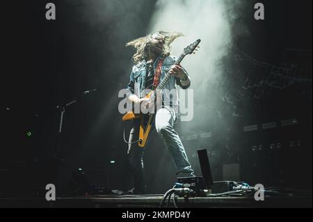 ITALIA, MILANO, NOVEMBRE 25th 2022: Il chitarrista americano Joe Hottinger, chitarrista principale della band rock Halestorm, esibendosi dal vivo sul palco a Milano, inaugurando il tour europeo di Alter Bridge “Pawns & Kings”. Foto Stock