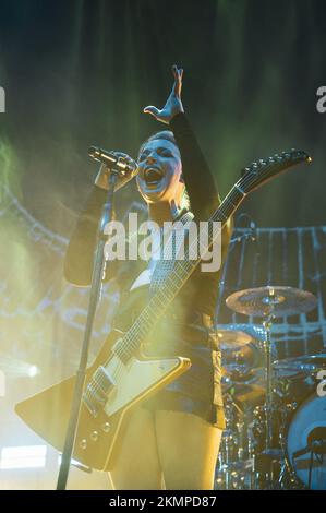 ITALIA, MILANO, NOVEMBRE 25th 2022: Il musicista, cantante e compositore americano Lzzy Hale, fondatore e leader della rock band Halestorm, che si esibisce dal vivo sul palco a Milano, inaugura il tour europeo di Alter Bridge “Pawns & Kings”. Foto Stock