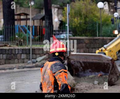 Roma, Italia. 26th Nov 2022. Un membro del personale di emergenza lavora sull'isola di Ischia, Italia, 26 novembre 2022. Almeno una persona è morta e molte altre sono scomparse nell'isola di Ischia, nel sud dell'Italia, sabato, dopo le forti piogge hanno innescato una frana che ha colpito diversi edifici residenziali, secondo le autorità e i media locali. Credit: Str/Xinhua/Alamy Live News Credit: Xinhua/Alamy Live News Foto Stock