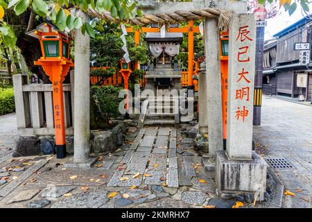 Ingresso al Santuario di Tatsumi Daimyojin nel quartiere centrale di Gion a Kyoto, Giappone. Traduzione: Santuario di Tatsumi Daimyojin Foto Stock