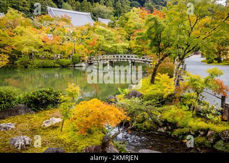 Bellissimo ponte di pietra nel tempio di Eikando stagno in autunno a Kyoto Giappone Foto Stock