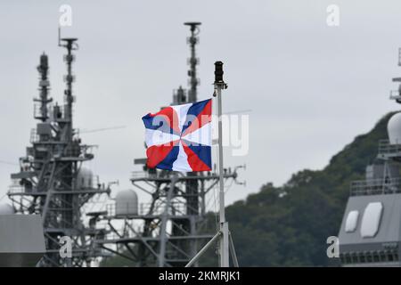 Prefettura di Kanagawa, Giappone - 05 settembre 2021: Bandiera olandese del jack navale sulla Royal Netherlands Navy HNLMS Evertsen (F805). Foto Stock