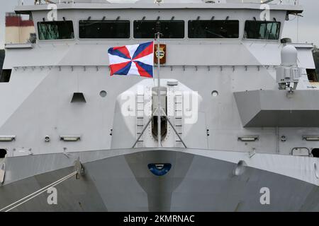 Prefettura di Kanagawa, Giappone - 05 settembre 2021: Bandiera olandese del jack navale sulla Royal Netherlands Navy HNLMS Evertsen (F805). Foto Stock