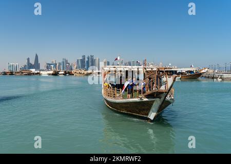 Tradizionali barche da dhow nella Corniche di Doha, Qatar. Foto Stock