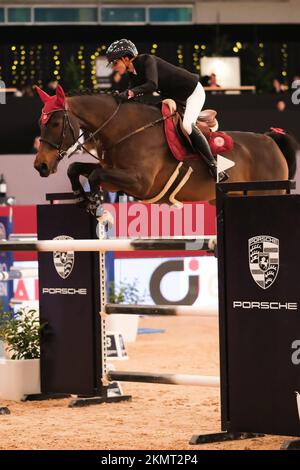 Madrid, Spagna. 26th Nov 2022. Il cavaliere Jennifer Hochstadter partecipa all'evento 'CSI5 Trofeo Estrella Damm' durante la settimana del Cavallo IFEMA Madrid 2022 presso la Main Arena di Ifema, Madrid. IFEMA Madrid Horse week è un evento equestre multidisciplinare che coinvolge concorsi e programmi di spettacolo. Questa festa di cavalli e cavalieri si svolge ogni anno dal 25th al 27th novembre e quest'anno festeggiano il loro 10th ° anniversario. IFEMA è l'abbreviazione di Institución Ferial de Madrid o "Fair Institution of Madrid" Credit: SOPA Images Limited/Alamy Live News Foto Stock