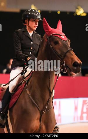 Madrid, Spagna. 26th Nov 2022. Il cavaliere Jennifer Hochstadter partecipa all'evento 'CSI5 Trofeo Estrella Damm' durante la settimana del Cavallo IFEMA Madrid 2022 presso la Main Arena di Ifema, Madrid. IFEMA Madrid Horse week è un evento equestre multidisciplinare che coinvolge concorsi e programmi di spettacolo. Questa festa di cavalli e cavalieri si svolge ogni anno dal 25th al 27th novembre e quest'anno festeggiano il loro 10th ° anniversario. IFEMA è l'abbreviazione di Institución Ferial de Madrid o "Fair Institution of Madrid" Credit: SOPA Images Limited/Alamy Live News Foto Stock