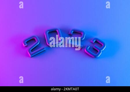 I numeri 2023 in luce al neon. Capodanno 2023 su sfondo rosa blu. La cartolina è in viola. Buon Natale. Foto Stock