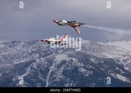 Un paio di Thunderbird dell'aeronautica statunitense in formazione stretta con la Wasatch Range innevata sullo sfondo, Hill Air Force base, Utah Foto Stock