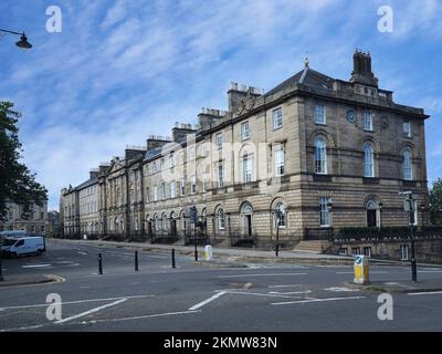 Fila di edifici ben conservati dalla fine del 1700s o all'inizio del 1800s nell'area di Charlotte Square di Edimburgo Foto Stock