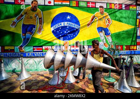 Kolkata, India. 26th Nov 2022. La gente ha visto lavorare di fronte a un graffito muro dei giocatori brasiliani di calcio Neymar da Silva Santos Júnior, e Vinicius Jr. A Kolkata. Credit: SOPA Images Limited/Alamy Live News Foto Stock