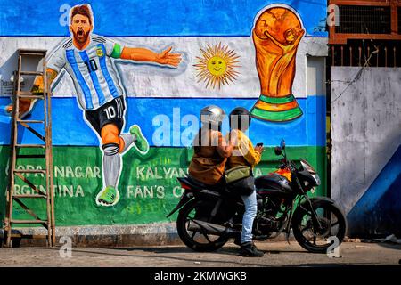 Kolkata, India. 26th Nov 2022. Le persone scattano foto di un graffito da parete del giocatore di calcio argentino Lionel messi per celebrare la Coppa del mondo Qatar 2022 a Kolkata. (Foto di Avishek Das/SOPA Images/Sipa USA) Credit: Sipa USA/Alamy Live News Foto Stock