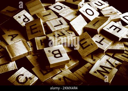 Blocchi di parole in legno in gioco puzzle incoerente e criptato Foto Stock