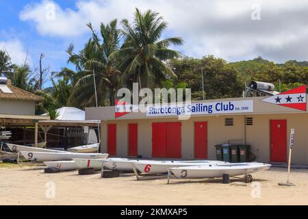 Il Raratonga Sailing Club sulla spiaggia di muri, Rarotonga, Isole Cook, con una fila di gommoni a noleggio Foto Stock