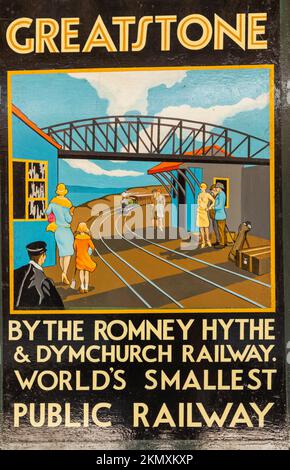 Inghilterra, Kent, Dungeness, poster pubblicitario vintage per Greatstone Village e Romney Hythe e Dymchurch Railway Foto Stock