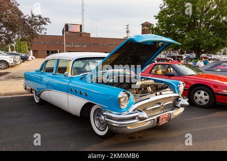 Una berlina Buick Roadmaster del 1955 con il cofano aperto per l'esposizione è parcheggiata di fronte alla prigione della contea di DeKalb per una mostra di automobili ad Auburn, Indiana, USA. Foto Stock