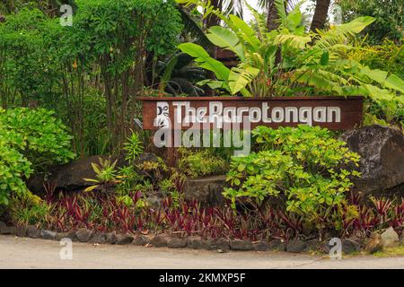 Insegna fuori 'The Rarotongan', un iconico resort hotel sull'isola tropicale di Rarotonga, Isole Cook Foto Stock