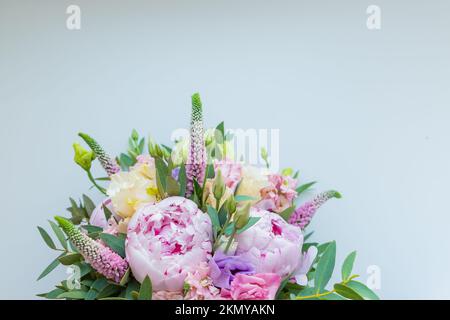 Ricco mazzo di peonie rosa e fiori di rose di eustoma lilla, foglia verde . Bouquet primaverile fresco. Holodays, gift.arrangiamento di fioritura bella Foto Stock