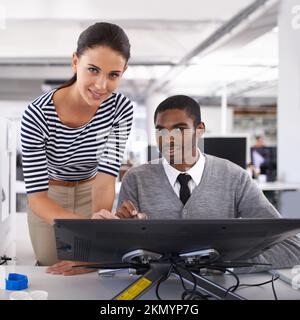 Viviamo all'avanguardia della tecnologia. Ritratto di due colleghi creativi che lavorano insieme. Foto Stock