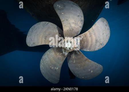 % elica di sostegno a pale sotto la nave come visto da sott'acqua Foto Stock