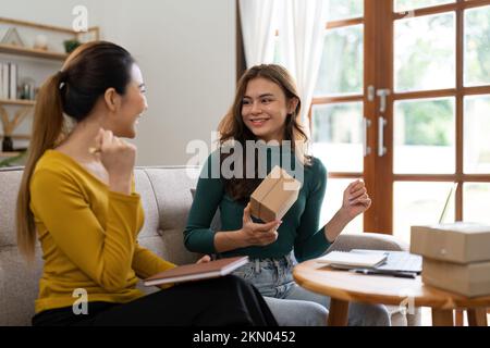 Due donne busines startup per l'introduzione sul mercato in linea, Entrepreneur packing scatole pacchi per la spedizione, venditori SME, e freelance concetto di vendita online Foto Stock