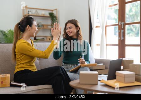 Successo due donne busines startup per l'introduzione sul mercato in linea, imprenditore imballaggio scatole pacchi per la spedizione, venditori PMI, e vendite online freelance Foto Stock